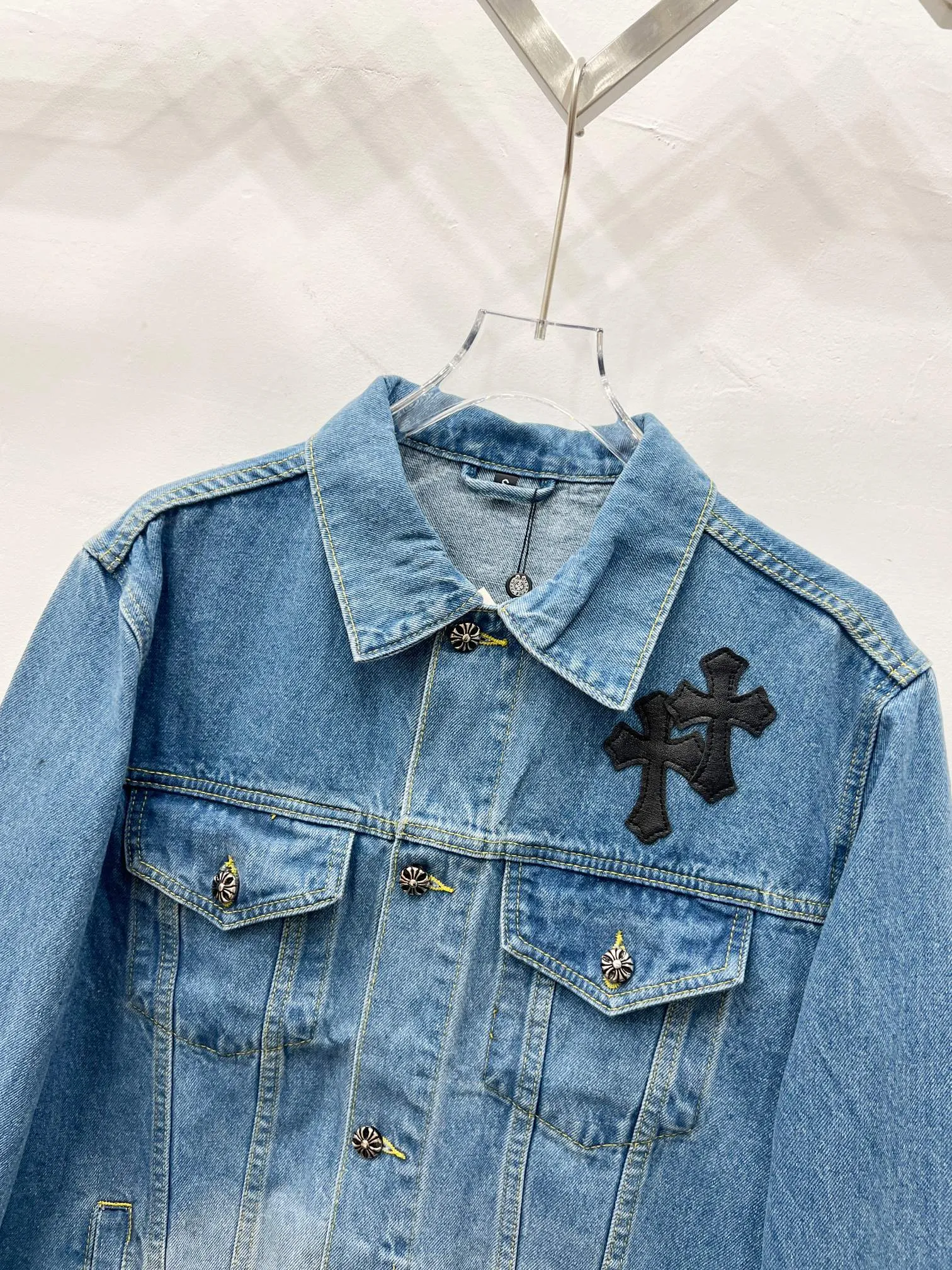 P320 Style No.: (r003) Chrome Hearts Chrome Hearts Logo Leather Couple's Washed Denim Jacket Super Invincible Hot Sale Is Here The Best Item for This Weather Cool Oversize Style The Classic Cross White Logo Covers the Whole Clothes, and the Cross Large Leather Label on the Back is the finishing touch. It is generous and full of personality without being exaggerated. It is a versatile style for spring and summer! It is made of 100% denim cotton fabric with heavy thread count and washed with water to ensure a stiff and tough shape while being comfortable and breathable against the skin. The high-density embroidery of Sanskrit letters is ultra-exquisite. The original molded custom buttons, large cross leather label, and Croxin's silver jewelry details are all luxurious! Casual and loose fit, lazy and casual, the same style for men and women. It is very trendy to match it with sweatpants and wide-leg pants casually. The focus is on versatility. It can be used as a jacket in spring and autumn. Size: S–XL Color: blue